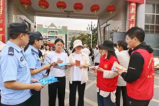 ?不许看了！暂停期间詹姆斯搞怪 拿纸杯罩住了镜头